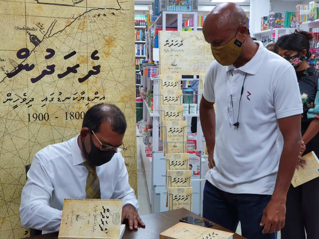 ރައީސް ނަޝީދު ލިޔުއްވި ދެރަދުން ފޮތް ނެރުއްވުން - މި ފޮތް ނެރެފައިވަނީ ބުދަ ދުވަހުގެ ހެނދުނު ނޮވެލްޓީ ބުކްޝޮޕަގައި - ފޮޓޯ: ރާއްޖެއެމްވީ