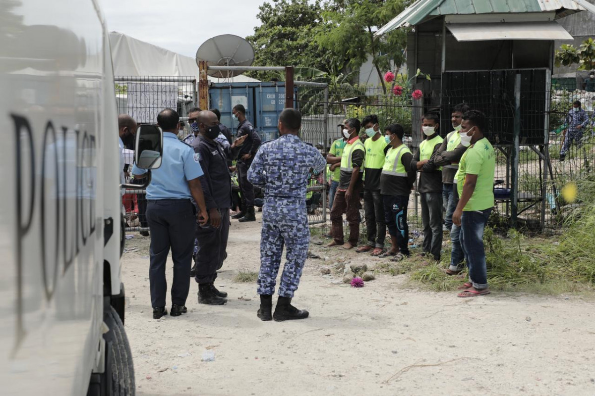 ސިފައިންނާއި ފުލުހުންނަށް ޚާއްސަ ކޮށްގެން ހުޅުމާލޭގައި ހަދަމުންދާ އިމާރާތުގެ މަސައްކަތް ކުރަމުންދާ ތައިލެންޑުގެ އައިލެންޑް އެކްސްޕާޓުގެ ބިދޭސީންނަށް މުސާރަ ނުދޭކަމަށް ބުނެ، 13 ޖުލައި 2020 ގައި ކުރި މުޒާހަރާގެ ތެރެއިން - ފޮޓޯ: ރާއްޖެއެމްވީ