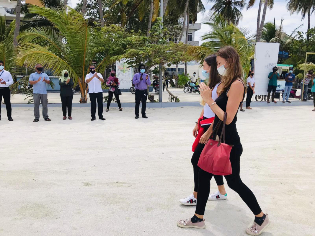 މާފުއްޓަށް ފުރަތަމަ ޒިޔާރަތް ކުރި ފަތުރުވެރިޔާއަށް ޓުއަރިޒަމް މިނިސްޓަރ އަބްދުﷲ މައުސޫމް މަރުހަބާ ދެންނެވުން