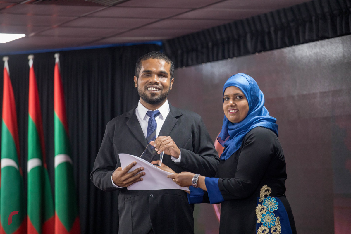 8 ޖުލައި 2019 --ރިވެލި އެވޯޑު ދިނުން. ޖެންޑަރ މިނިސްޓަރ ޝިދާތާ ޝަރީފް އެވޯޑް ދެއްވަނީ- ފޮޓޯ: ޝުއައިބް މުހައްމަދުއްމަދު