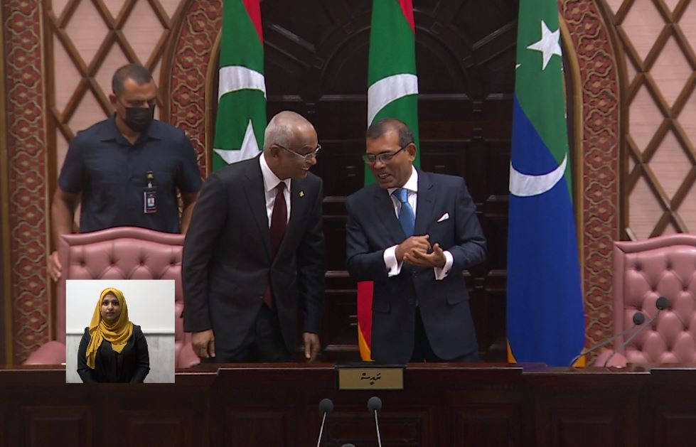 ރައީސުލްހުމްހޫރިއްޔާ އިބްރާހިމް މުހައްމަދު ޞާލިޙް (ވ) އަދި ރައްޔިތުންގެ މަޖިލީހުގެ ރައީސް، ރައީސް މުހައްމަދު ނަޝީދު (ކ)