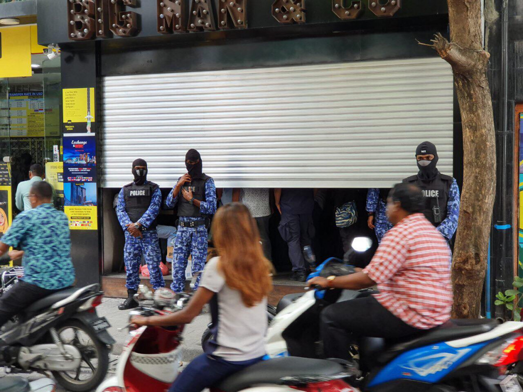 11 ސެޕްޓެމްބަރު 2019 --މަރު ކޮމިޝަނުން ތަހުގީގު ކުރަމުންދާ މައްސަލައަކާ ގުޅިގެން ފުލުހުން  މާލޭގެ ބައެއް ތަންތަން ބަލާ ފާސްކުރުމަށް ހިންގި އޮޕަރޭޝަނުގެ ތެރެއިން-- ފޮޓޯ: ޝުއައިބް މުހައްމަދު