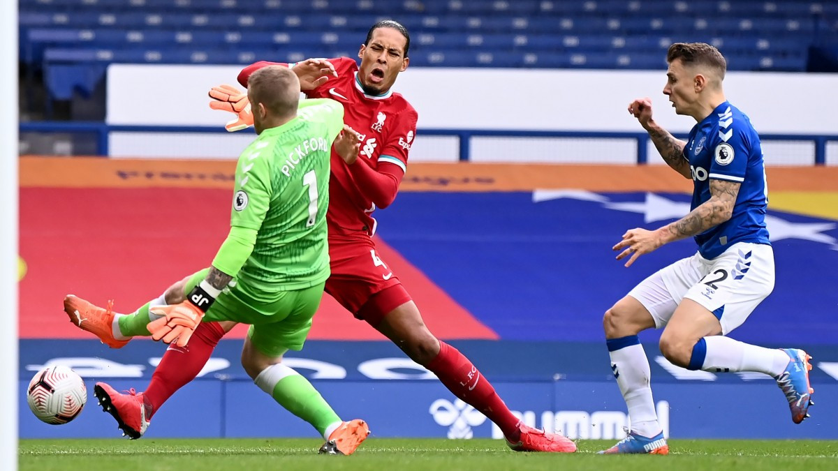 ވެން ޑައިކަށް އެވަޓަނުގެ ގޯލްކީޕަރު ޖޯޑަން ޕިކްފޯޑް ކުރި ނުރައްކާތެރި ޓެކުލް