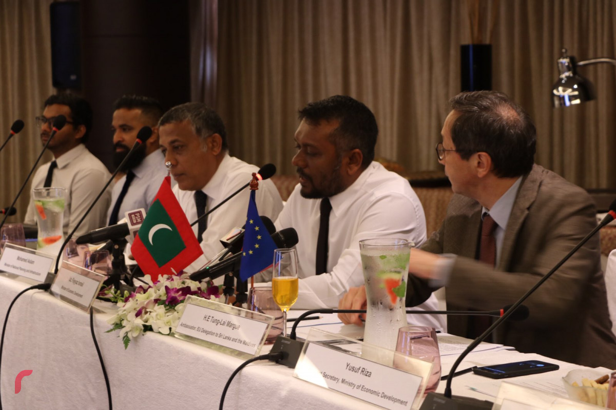 ރާއްޖޭގައި ފުރަތަމަ ފަހަރަށް ބާއްވާ އީޔޫ ބިޒްނަސް ރައުންޑް ޓޭބަލް ބައްދަލުވުމުގައި އިކޮނަމިކް މިނިސްޓަރު ފައްޔާޒު އިސްމާއިލު (މ) ޔޫރަޕިއަން ޔޫނިއަން އިން ރާއްޖެއަށް ކަނޑައަޅުއްވާފައި ހުންނަވާ ސަފީރު