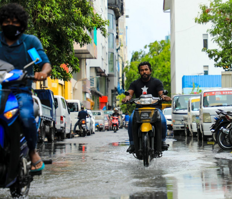 މާލެއަށް ވާރޭވެހި މަގުތަކުގައި ފެން ހެދިފައިވާ ދުވަހެއްގައި