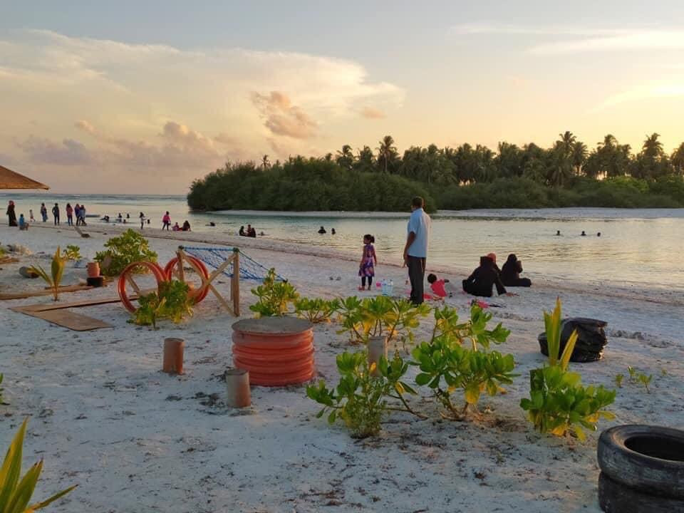 އައްޑޫ ބީޗުގައި އާންމުންތައް