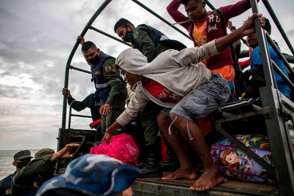 ރައްކާތެރި ހިސާބުތަކަށް މީހުން ގެންދިއުމުގެ މަސައްކަތް ކުރަނީ