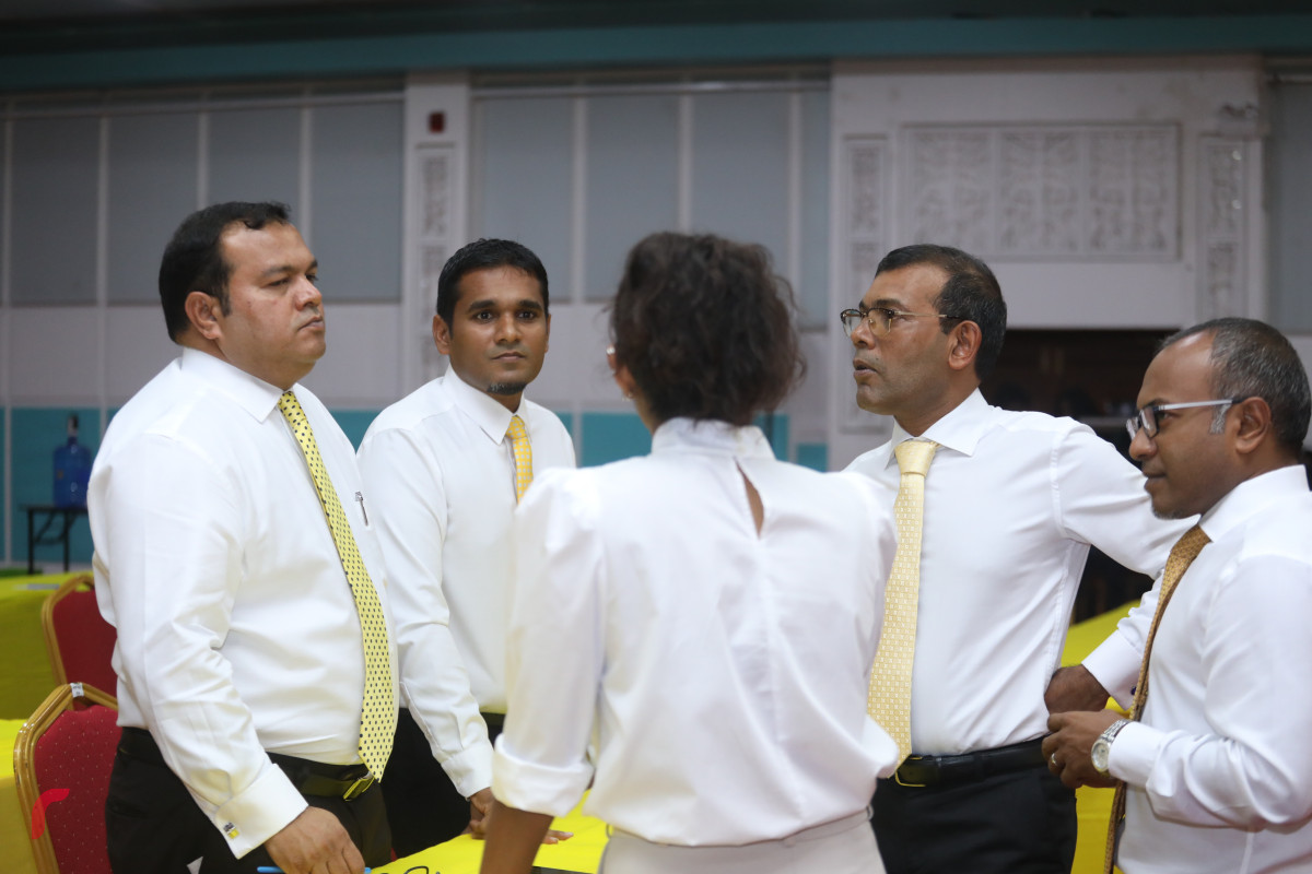 28 މެއި 2019: 19 ވަނަ ރައްޔިތުން މަޖިލީހުގެ ރައީސް އާއި ނައިބު ރައީސަކަށް ހުށަހަޅާނެ ބޭފުޅުން ކަނޑައެޅުމަށް އެމްޑީޕީން ބޭއްވި ބައްދަލުވުމުގައި ރައީސް މުހައްމަދު ނަޝީދު މެންބަރުންނާ މަޝްވަރާކުރައްވަނީ. -- ފޮޓޯ: ޝުއައިބް މުހައްމަދު