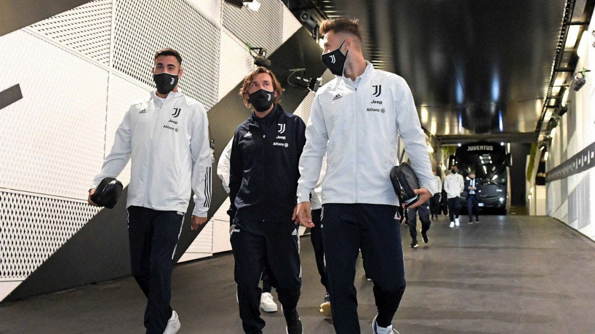 ނާޕޮލީއާ ދެކޮޅަށް ކުޅެން އޮތް މެޗަށް ޔުވެންޓަސްގެ ކުޅުންތެރިން ދަނޑަށް ހާޒިރުވަނިކޮށް