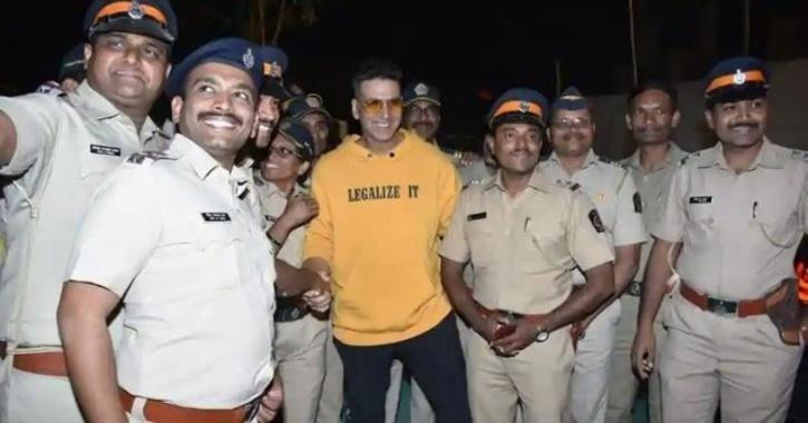 އަކްޝޭ ކުމާރު މުމްބައި ފުލުހުންނާއި އެކު