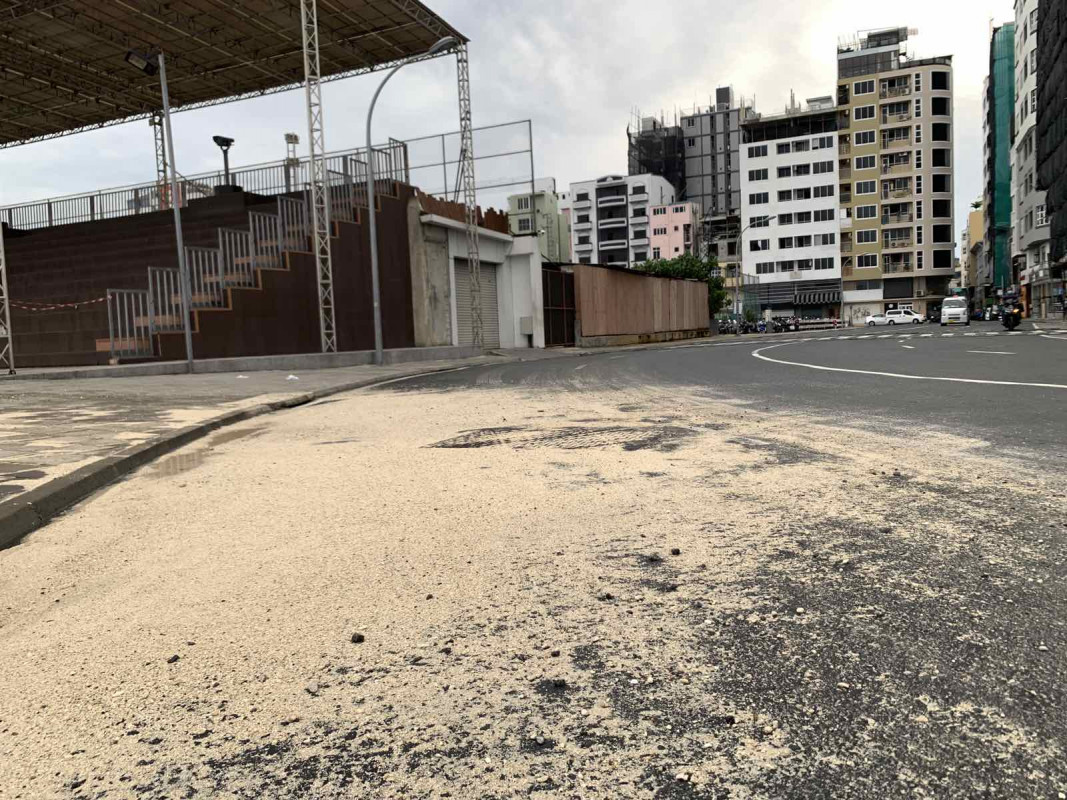 ރާޅުގަނޑު ސަރަހައްދަށް އުދައަރާފައި - އުދަ އެރުމުގެ ސަބަބުން ބޮޑުތަކުރުފާނުމަގަށްވާ ގޮތަށް ވެއްޔާއި ލޮނު އަރާފައި - ފޮޓޯ: ރާއްޖެއެމްވީ