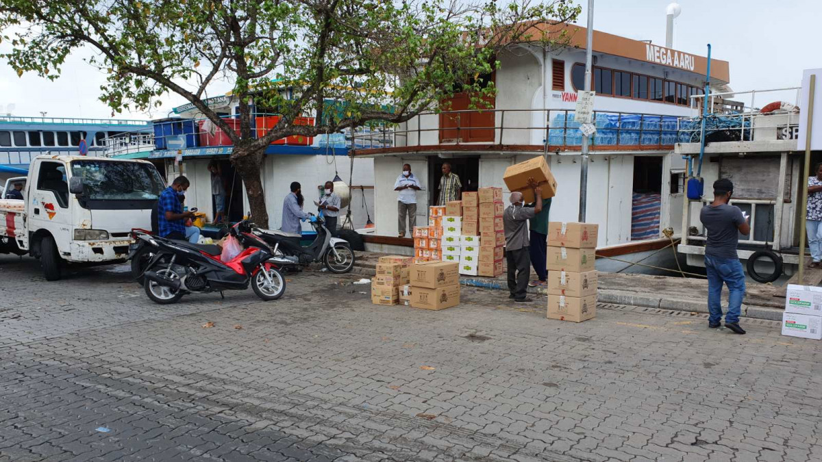 ބާޒާރުމަތީގެ ފިހާރަތަކުން ބޯޓުތަކަށް މުދާ ބަރުކުރުމުގެ މަސައްކަތް ކުރަނީ