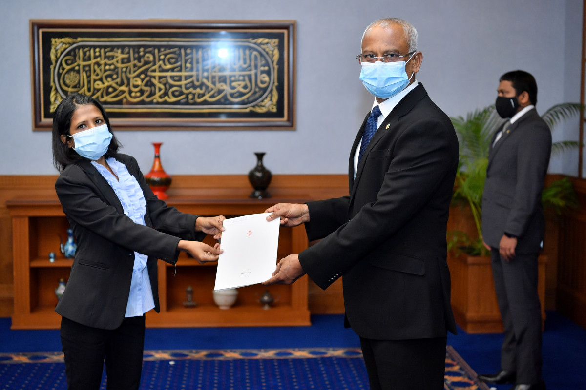 ޖޭއެސްސީގެ މެމްބަރުކަމަށް އާމިނަތު އުއްމުކުލްޘޫމް އައްޔަންކުރެއްވުން - މިރަސްމިއްޔާތުގައި ޖުޑީޝަލް ސަރވިސް ކޮމިޝަންގެ މެންބަރު ކަމަށް ޢައްޔަން ކުރެއްވި ކަމުގެ ލިޔުން، ރައީސުލްޖުމްހޫރިއްޔާ، އާމިނަތު އުއްމުކުލްޘޫމް ވަނީ ޙަވާލުކުރައްވާފަ -- ފޮޓޯ: ރައީސް އޮފީސް