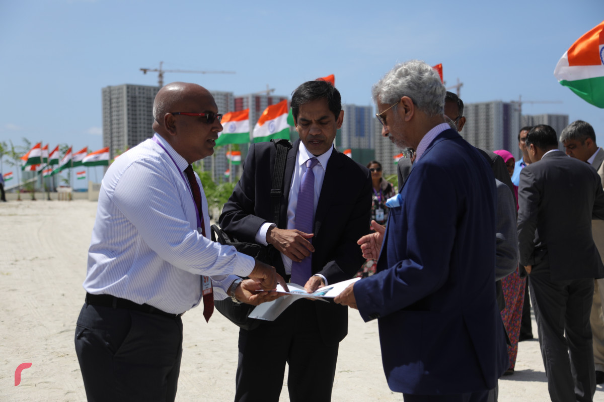 04 ސެޕްޓެމްބަރ 2019، ހުޅުމާލެ، ހުޅުމާލެ ފޭސް 2ގައި އިމާރާތްކުރަން ހަމަޖެހިފައިވާ އިންޑިއާ އެމްބަސީގެ އާ އިމާރާތުގެ ބިންގާ އެޅުމުގެ ރަސްމިއްޔާތުގެ ތެރެއިން އިންޑިއާގެ އެކްސްޓާނަލް އެފެއާޒް މިނިސްޓަރު ޑރ. ސުބްރަމާނިއަމް ޖައިޝަންކަރު އަދި އެޗްޑީސީގެ އެމްޑީ ސުހެއިލް އަހުމަދު އަދި ފޮރިން މިނިސްޓަރ އަބްދުﷲ ޝާހިދު--ފޮޓޯ: ޝުއައިބް މުހައްމަދު