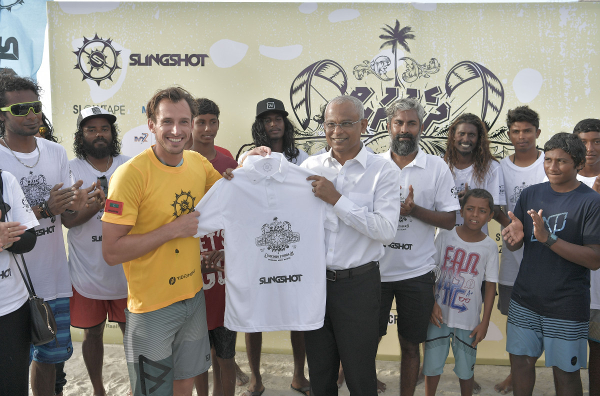 24 ޖޫން 2019 --ރާޅުގުޑީގެ ހަރަކާތްތައް ބައްލަވައިލައްވާ ރައީސް ސާލިހް ބައިވެރިންނާއި ބައްދަލުކުރެއްވުން.-- ފޮޓޯ: ރައީސް އޮފީސް