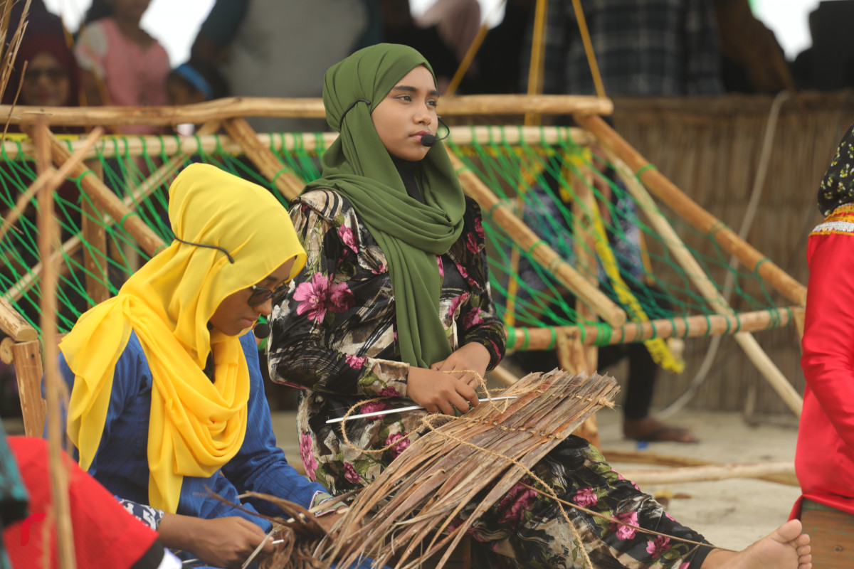 12 އޯގަސްޓް 2019/ ހއ.ހޯރަފުށި --ހޯރަފުށީގައި ކުރިޔަށް ގެންދެވުން އަންހެންވެރިންގެ ދަފި ނެގުމުގެ ހަރަކާތުގެ ތެރެއިން. މި ހަރަކާތުގައި ވަނީ ހޯރަފުށީގެ ތާރީހު ދައްކުވައިދޭ ތަމްސީލެއްގެ އިތުރުން ސަގާފީ ހަރަކާތްތަކެއް ކުރިޔަށް ގެންގޮއްސައި-- ފޮޓޯ: ޝުއައިބް މުހައްމަދު