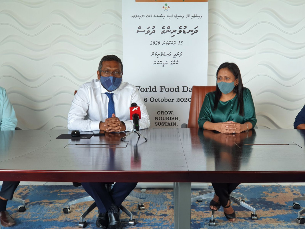 އެގްރިކަލްޗަރ އޮންލައިން ސިސްޓަމް އިފްތިތާހުކުރުމުގެ ރަސްމިއްޔާތުގައި ފިޝަރީޒް މިނިސްޓަރ ޒަހާ ވަހީދު (ކ) އަދި އިކޮނަމިކް މިނިސްޓަރ ފައްޔާޒު އިސްމާއިލް (ވ)