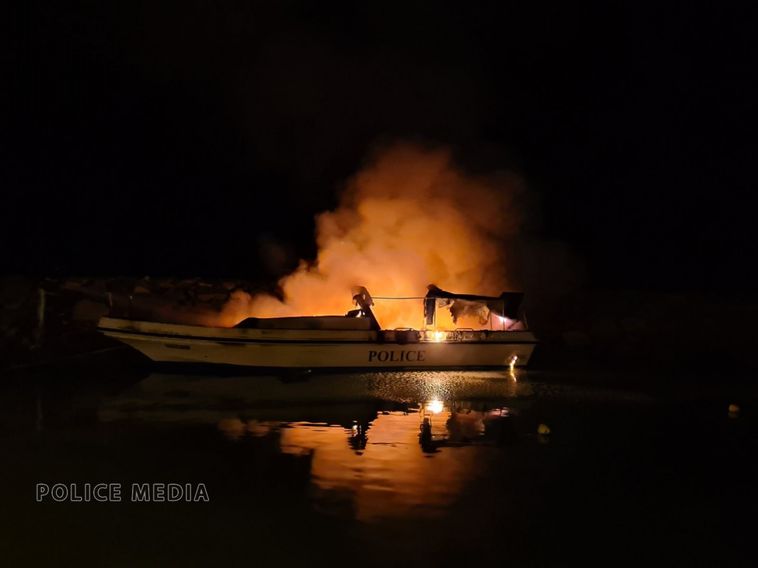 ލ. ގަމު ބަނދަރުގައި އަޅާފައި އޮތް ފުލުހުންގެ ލޯންޗުގައި ރޯކޮށްލާފައި