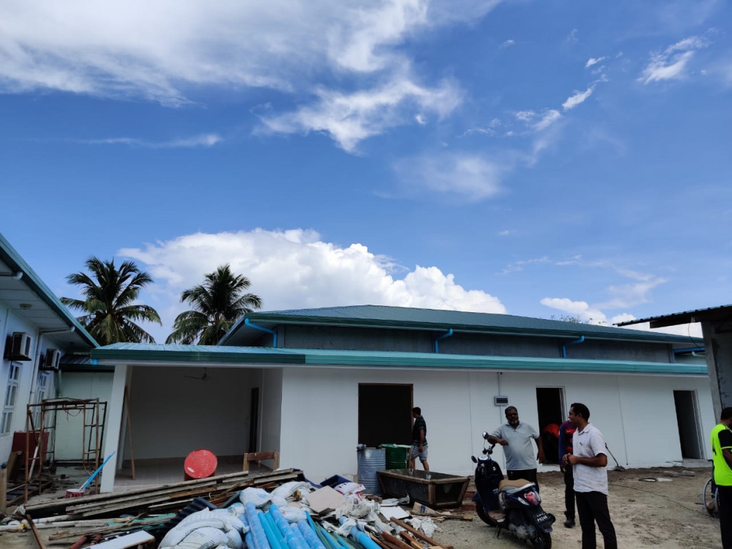 ރީޖަނަލް ފެންވަރުގައި ކޮވިޑް 19 އަށް ފަރުވާ ދިނުމުގެ ގޮތުން، ގަން ރީޖަނަލް ހޮސްޕިޓަލުގައި ޤާއިމްކުރާ ފެސިލިޓީގެ މަސައްކަތް ކުރިއަށްދަނީ - ސަރުކާރުން މަސައްކަތްކުރަނީ ރާއްޖޭގެ އެކި ސަރަހައްދުތަކުގައި ކޮވިޑް-19 އަށް ޓެސްކުރެވޭނެ ގޮތްތައްވެސް ހަމަޖައްސަން -- ފޮޓޯ: ގަން ރީޖަނަލް ހޮސްޕިޓަލް