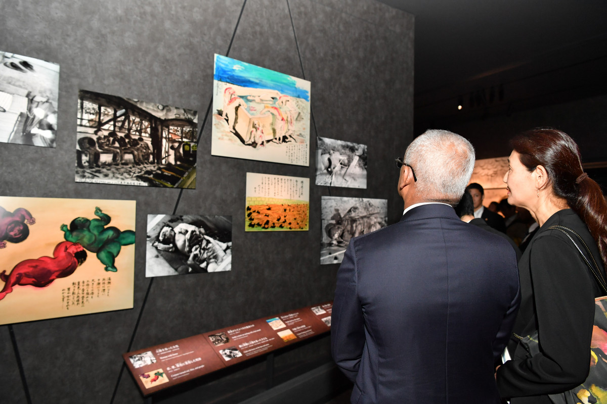 "ހީރޯޝީމާ ޕީސް މެމޯރިއަލް މިއުޒިއަމް" އަށް ރައީސުލްޖުމްހޫރިއްޔާ ޒިޔާރަތް ކުރެއްވުން -- ފޮޓޯ: ރައީސް އޮފީސް