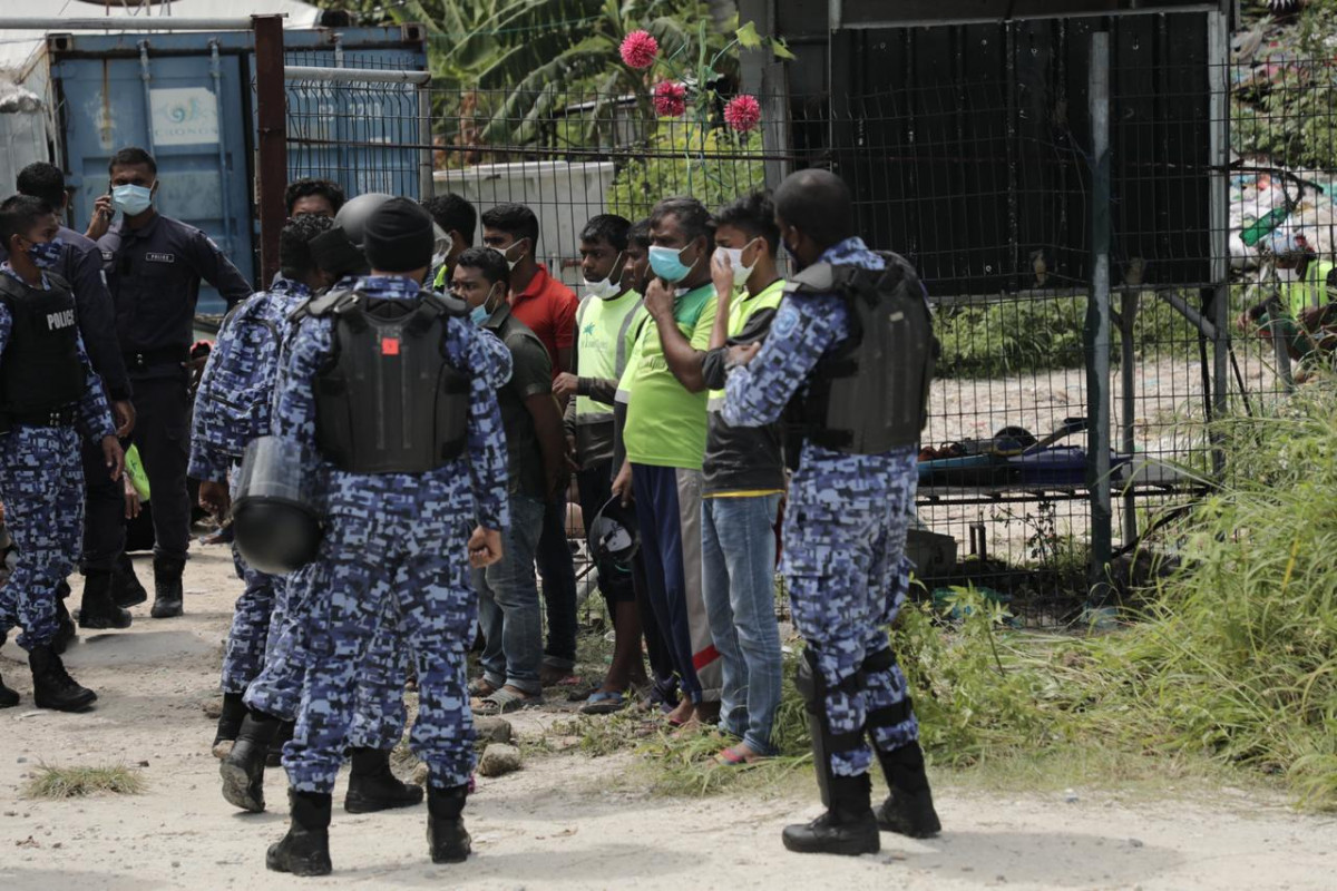 ސިފައިންނާއި ފުލުހުންނަށް ޚާއްސަ ކޮށްގެން ހުޅުމާލޭގައި ހަދަމުންދާ އިމާރާތުގެ މަސައްކަތް ކުރަމުންދާ ތައިލެންޑުގެ އައިލެންޑް އެކްސްޕާޓުގެ ބިދޭސީންނަށް މުސާރަ ނުދޭކަމަށް ބުނެ، 13 ޖުލައި 2020 ގައި ކުރި މުޒާހަރާގެ ތެރެއިން - ފޮޓޯ: ރާއްޖެއެމްވީ