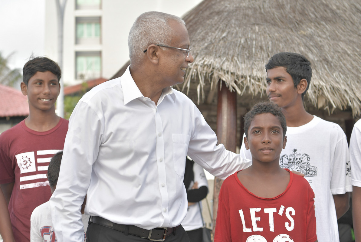 24 ޖޫން 2019 --ރާޅުގުޑީގެ ހަރަކާތްތައް ބައްލަވައިލައްވާ ރައީސް ސާލިހް ބައިވެރިންނާއި ބައްދަލުކުރެއްވުން.-- ފޮޓޯ: ރައީސް އޮފީސް