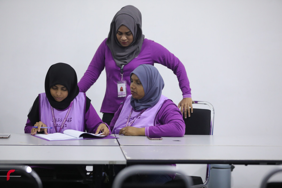 މީގެ ކުރިން ބޭއްވި އިންތިޚާބެއްގައި ވޯޓުލާ މަރުކަޒުގެ އޮފިޝަލުން ވޯޓާސް ލިސްޓު ޗެކްކުރަނީ