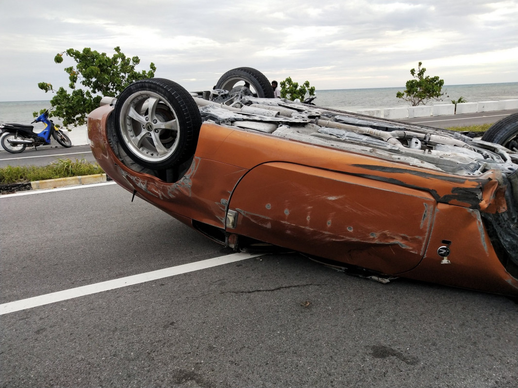 ލާމު ލިންކު ރޯޑްގައި ނުރައްކާތެރި އެކްސިޑެންޓްގައި ގެއްލުންވި ކާރު