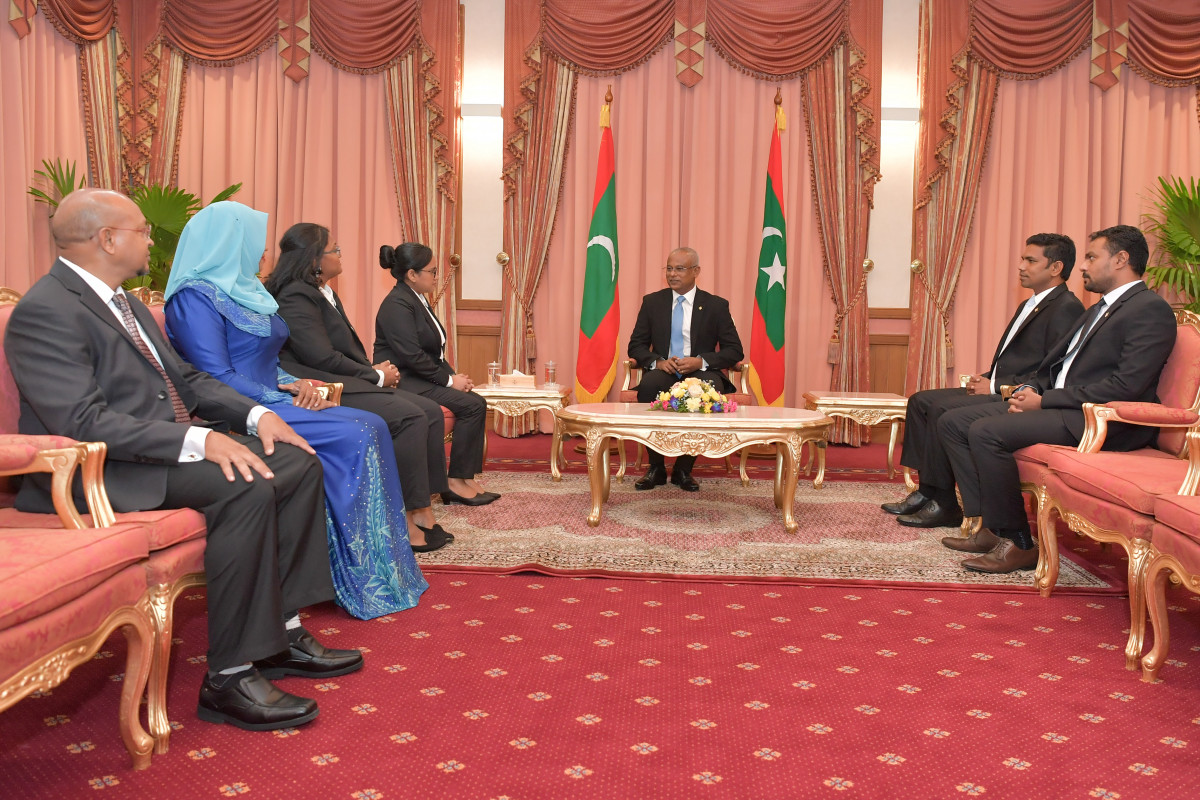 އެންޓިކޮރަޕްޝަން ކޮމިޝަންގެ ބައެއް މެމްބަރުން، ރައީސް ސޯލިހާއެކު