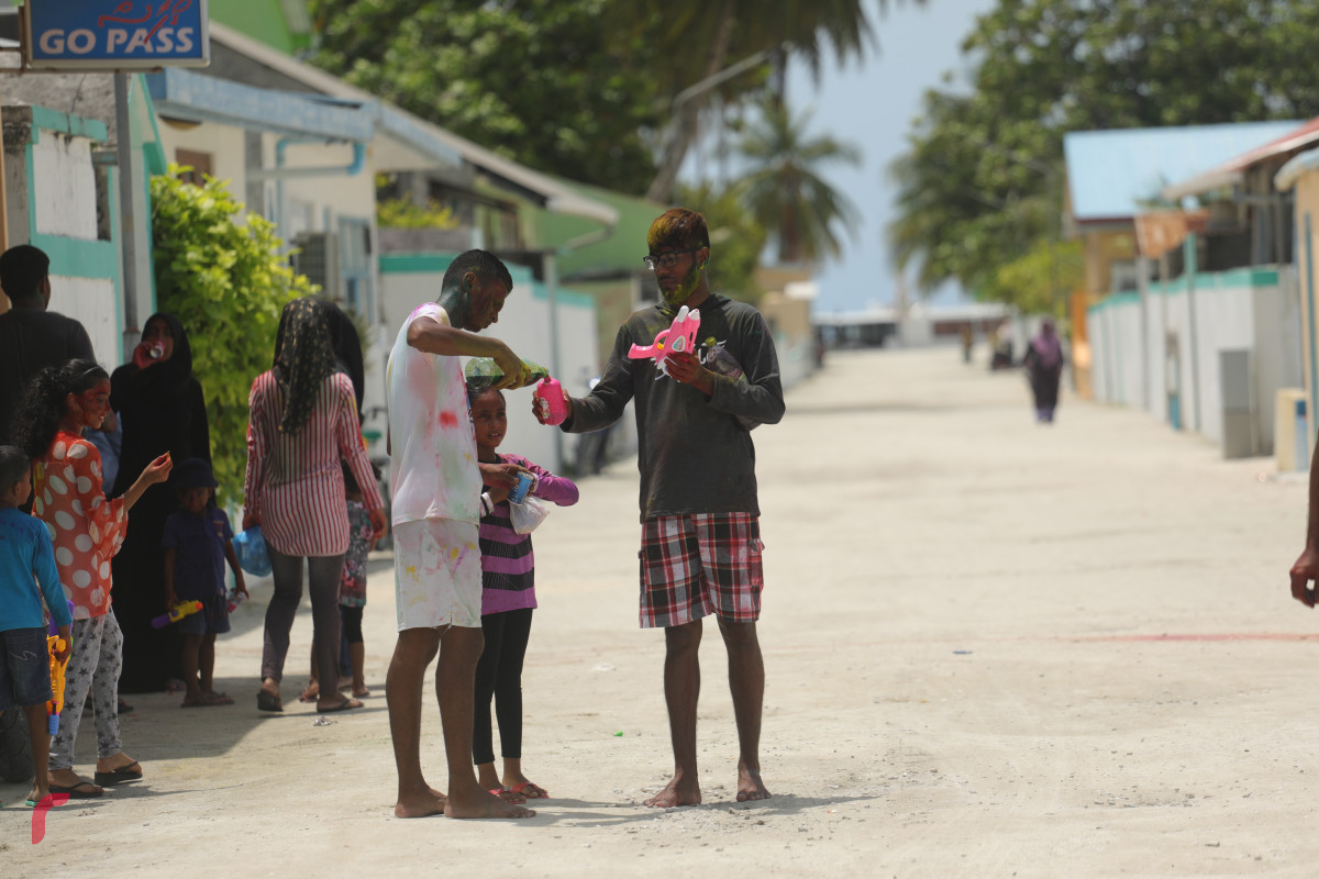 11 އޮގަސްޓު 2019/ ހއ.ހޯރަފުށި --އީދު ފާހަގަކުރުމުގެ ގޮތުން ރަށުގެ ކުދި ބޮޑު އެންމެން މަގުތަކަށް ނިކުމެ ކުލައާއި ފެން ޖަހަނީ-- ފޮޓޯ: ޝުއައިބް މުހައްމަދު