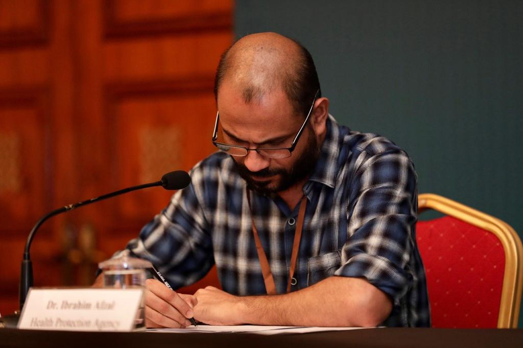 ނޫސްވެރިންގެ ބައްދަލުވުމުގައި ޑރ. އަފްޒަލް ވާހަކަދައްކަވަނީ - ނޫސްވެރިންގެ ބައްދަލުވުމުގައި ޑރ. އަފްޒަލް ވަނީ ތަކުރާރުކޮށް، ގޭގައި މަޑުކޮށް، ބަލިން ރައްކާތެރިވުމަށް އަޅަންޖެހޭ ފިޔަވަޅުތައް އެޅުުމަށް އިލްތިމާސްކޮށްފައި  -- ފޮޓޯ: ރައީސް އޮފީސް