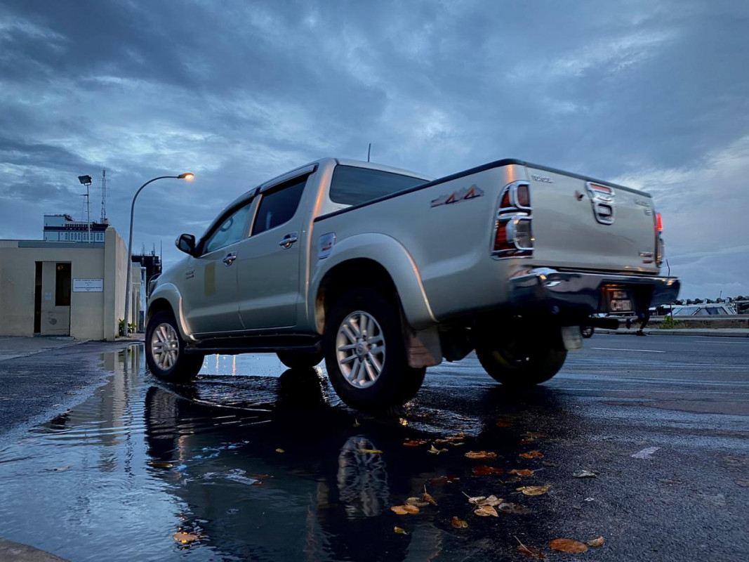 މާލޭގެ މަގުމަތީގައި ހަތަރު ފުރޮޅުލީ އުޅަނދެއް ދުއްވާފައި ދަނީ