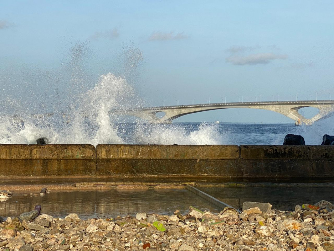 މާލެއަށް އުދަ އެރުން - ރާއްޖޭގެ މޫސުން އާންމުގޮތެއްގައި ރަނގަޅު ވިނަމަވެސް ދިޔަވަރު ބޮޑުވާއިރު، ބައެއް ރަށްތަކަށް އުދައިގެ އަސަރު ކުރުން އެކަށީގެންވާ ކަމަށް މޫސުމާބެހޭ ގައުމީ އިދާރާއިން ލަފާކޮށްފައިވޭ - ފޮޓޯ: ރާއްޖެއެމްވީ