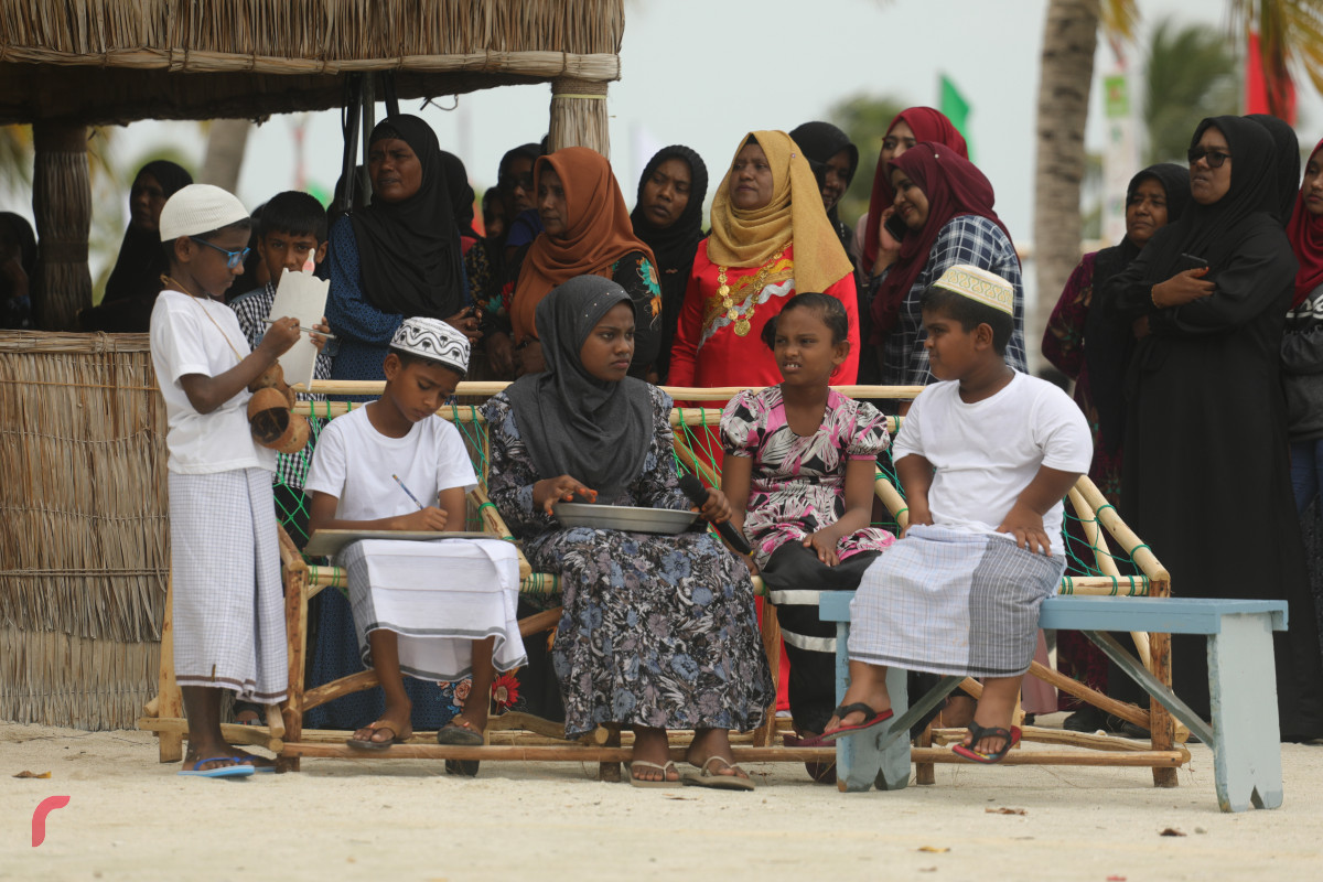 12 އޯގަސްޓް 2019/ ހއ.ހޯރަފުށި --ހޯރަފުށީގައި ކުރިޔަށް ގެންދެވުން އަންހެންވެރިންގެ ދަފި ނެގުމުގެ ހަރަކާތުގެ ތެރެއިން. މި ހަރަކާތުގައި ވަނީ ހޯރަފުށީގެ ތާރީހު ދައްކުވައިދޭ ތަމްސީލެއްގެ އިތުރުން ސަގާފީ ހަރަކާތްތަކެއް ކުރިޔަށް ގެންގޮއްސައި-- ފޮޓޯ: ޝުއައިބް މުހައްމަދު