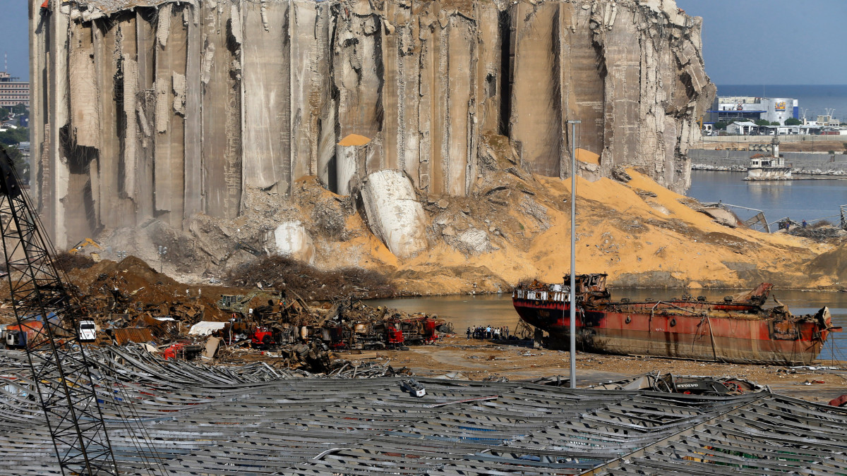 ލުބުނާނުގެ ވެރިރަށް ބެއިރޫތުގެ ބަނދަރުގައި ހުރި ގޮވާ ޒާތުގެ ތަކެތީގައި ހުޅުހިފައި ހިނގި ގޮވުމުގެ ހާދިސާއާއި ގުޅިގެން އެ ބަނދަރަށް ބޮޑެތި ގެއްލުންތަކެއް ވަނީ ލިބިފައި. ހަފުތާއެއްހާ ދުވަސް ފަހުން ބަނދަރު އަލުން ހުޅުވިގެން އައިއިރު އެ ސަރަހައްދު އަލުން އާރާސްތުކުރަން ބިލިއަނުން ޑޮލަރު ހޭދަވާނެ ކަމަށް ވަނީ ބެލެވިފައި. ފޮޓޯ: އޭއެފްޕީ