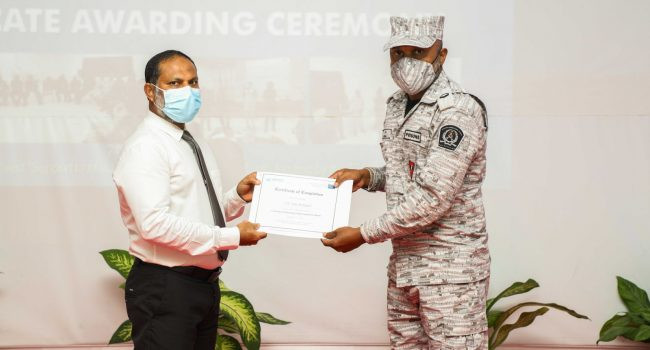 ޕްރިޒަން އޮފިސަރުންނަށް ހިންގި ތިން ޓްރޭނިންގ ޕްރޮގްރާމް ނިންމާލުމުގެ ރަސްމިއްޔާތުގެ ތެރެއިން، މި ރަސްމިއްޔާތު ޝަރަފުވެރި ކޮށްދެއްވީ ހޯމް މިނިސްޓަރ އިމްރާން އަބްދުﷲ