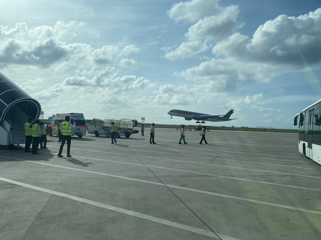 ރާއްޖޭގެ ބޯޑަރު އަލުން ހުޅުވާލުން - ބުދަ ދުވަހު ބޯޑަރު ހުޅުވާލުމާއެކު ރާއްޖެއަށް ފުރަތަމަ އައިސްފައިވަނީ ގަތަރު އެއަރވޭސްގެ ފުލައިޓެކެވެ. މި ފުލައިޓުގައި 127 ފަތުރުވެރިން އައިސްފައިވާ ކަމަށް އެމްއޭސިއެލް އިން ބުނޭ - ފޮޓޯ: ރާއްޖެއެމްވީ