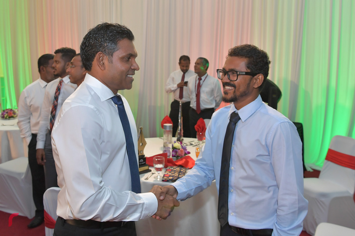 16 ސެޕްޓެމްބަރ 2019 --ނޫސްވެރިކަމުގެ އިނާމް 2018 ޝަރަފްވެރި ކޮށްދެއްވީ ނައިބު ރައީސް ފައިސަލް ނަސީމްއެވެ. މި ރަސްމިއްޔާތުގައި ވަނީ ނޫސްވެރިކަމުގެ ދާއިރާއިން ހިދުމަތްކޮށްދީފައިވާ ފަރާތްތަކަށް އެވޯޑްދީފައި.-- ފޮޓޯ: ރައީސް އޮފީސް