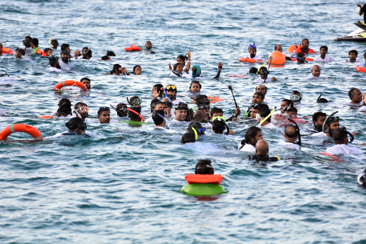 މިއަދު ހަވީރު ބަރޮސް މޯލްޑިވްސްގެ ފަޅުގައި ކުރިއަށްގެންދިޔަ މި ހަރަކާތުގައި ދައުލަތުގެ ވަޒީރުންނާއި ބައެއް އިސް ފަރާތްތަކުގެ އިތުރުން ދުނިޔޭގެ ނަން މަޝްހޫރު ފްރީ ޑައިވަރުން ބައިވެރިވި -- ފޮޓޯ: ރައީސް އޮފީސް