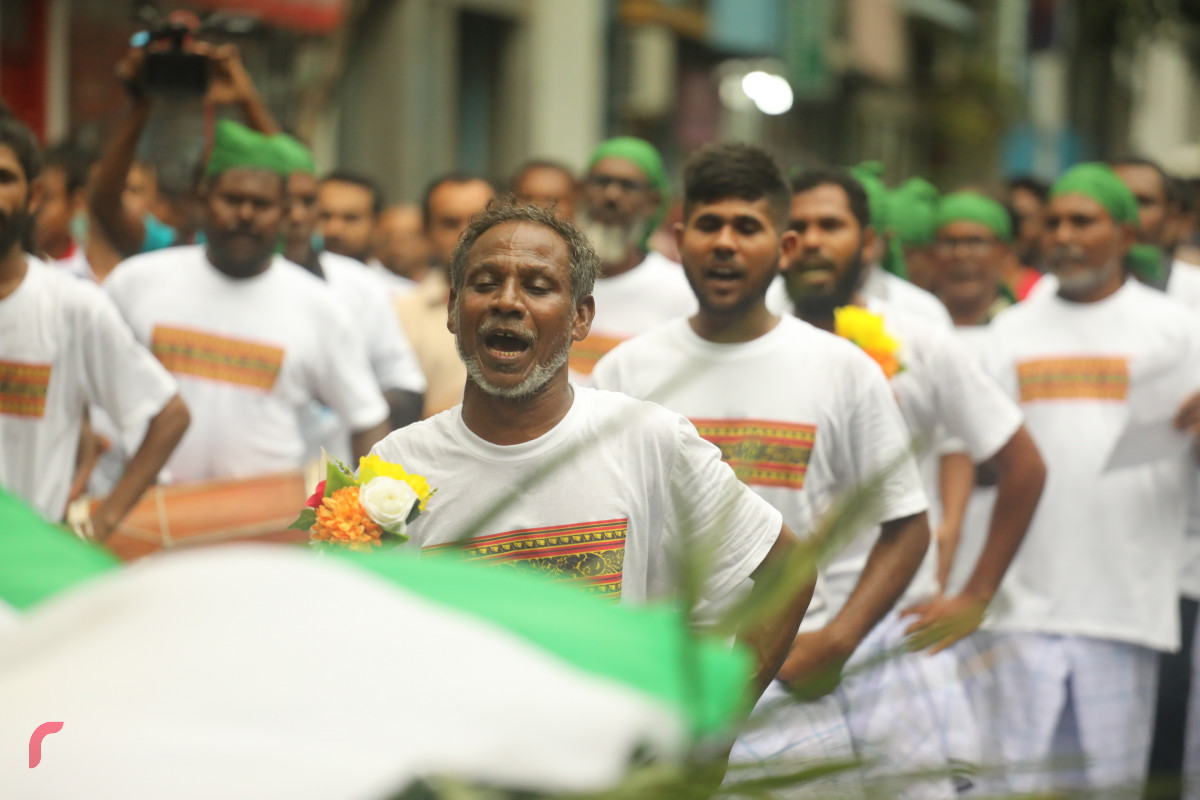 04 ޖޫން 2019 --މާލޭގައި މާލި ނެރުމުގެ ހަރަކާތުގެ ތެރެއިން، މި ހަރަކާތް ބަލާލުމަށް ގިނަ އަދަދެއްގެ މީހުން ވަނީ ޖަމާވެފައި-- ފޮޓޯ: ޝުއައިބް މުހައްމަދު