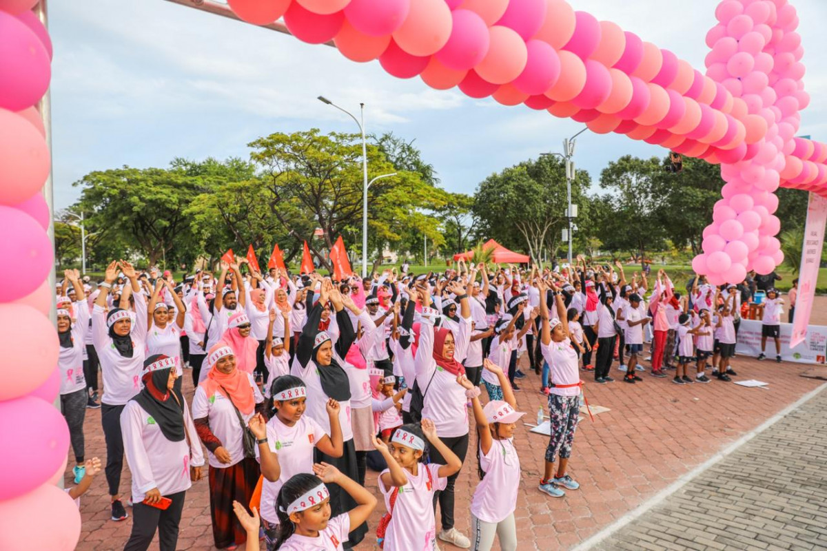 ކެންސަރ ސޮސައިޓީ އޮފް މޯލްޑިވްސް އިން އިސްނަގައިގެން ބީއެމްއެލް އާ ގުޅިގެން ބޭއްވި "ޕިންކް ރިބަން ރަން ވޯކް" ކާމިޔާބުކަމާއެކު ނިންމާލުން -- ފޮޓޯ: ބީއެމްއެލް