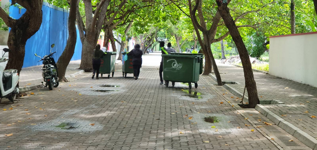 ފުރަބަންދުގެ ޙާލަތަށް ލުއި ދިނުމުގެ ދެވަނަ މަރުހަލާގެ ތެރެއިން ވިލިމާލެ - ވެމްކޯގެ މުވައްޒަފުންތަކެއް ކުނި އުކާލުމަށް ޓަސްޓްބިން ހިފައިގެން، ވެމްކޯއިން ކުނި ނަގަމުންދާނީ ކުރިޔެކޭވެސް އެއްފަދައިން ކޮންމެ ދުވަހެއްގެ މެންދުރު 12:00 އާއި 14:00އާ ދެމެދު - ފޮޓޯ: ރާއްޖެއެމްވީ