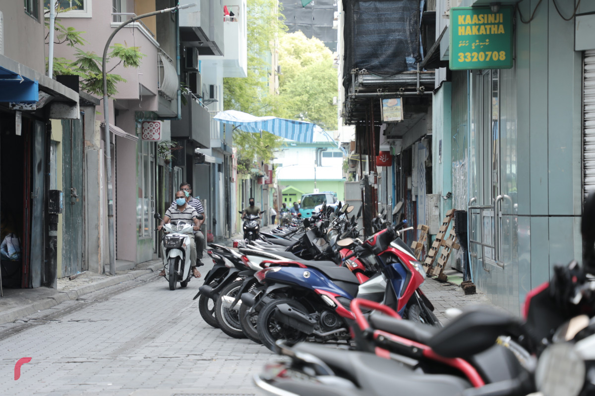 މާލޭ މަގެއްގެ މަތީގައި ވެހިކަލްތައް ދުއްވާފައި ދަނީ - ސައިކަލް އަދި ބައިސްކަލް ދުއްވާ ފަރާތްތަކުންވެސް އެޗްޕީއޭގެ އައު އުސޫލާ އެއްގޮތަށް މާސްކް އަޅާކަން ފާހަގަކުރެވޭ -- ފޮޓޯ: ރާއްޖެ.އެމްވީ