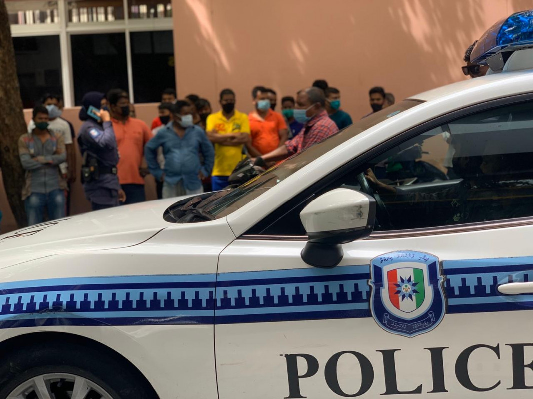 ބިދޭސީންތަކެއް އެއްވެފައި އޮތްތަނެއްގައި ފުލުހުން ހަރަކާތްތެރިވަނީ