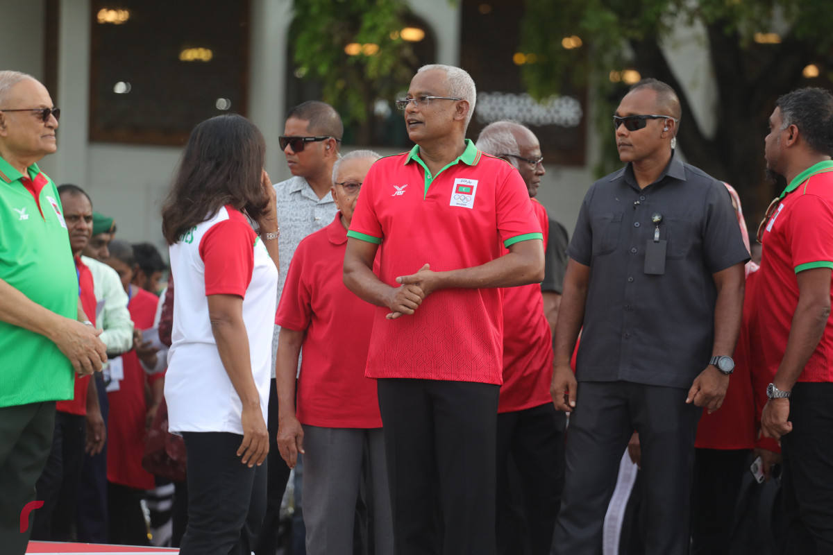 29 ޖުލައި 2019 --ދިވެހި ޓީމުގެ ޑެލިގޭޝަނަށް މަރުހަބާ ދެންނެވުމަށް ރައީސުލް ޖުމްހޫރިއްޔާ އިބްރާހިމް މުހައްމަދު ސާލިހް-- ފޮޓޯ: ޝުއައިބް މުހައްމަދު