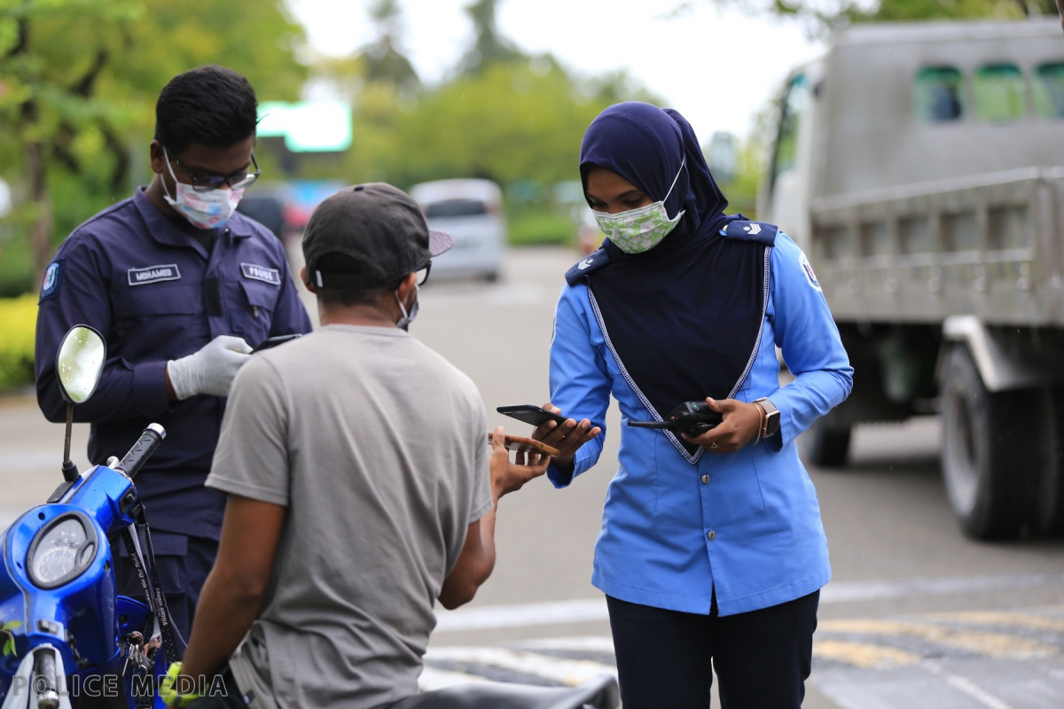 މަގުމަތިން މީހަކު ހުއްޓުވައިގެން ފުލުހަކު ޗެކް ކުރަނީ؛ ލޮކްޑައުންގެ ހާލަތުގައި ބޭރަށް ނުކުމެވޭނީ ޚާއްސަ ހުއްދައެއްގެ ދަށުން
