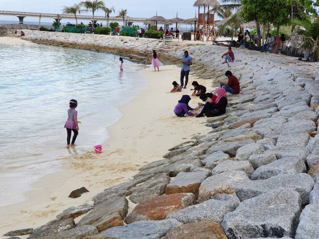 ކުދިންތަކެއް ބެލެނެވެރިންނާއި އެކު އާޓިފިޝަލް ބީޗުގައި - ކުދިން ބޭރަށް ނުކުންނަށް ވަކި ގަޑިތަކެއް ކަނޑައަޅާފައިވައިރު، އެ ގަޑިތަކުގައި ވެސް އާއްމު އިރުޝާދުތަކަށް ސަމާލުކަންދޭންޖެހޭ - ފޮޓޯ: ރާއްޖެއެމްވީ