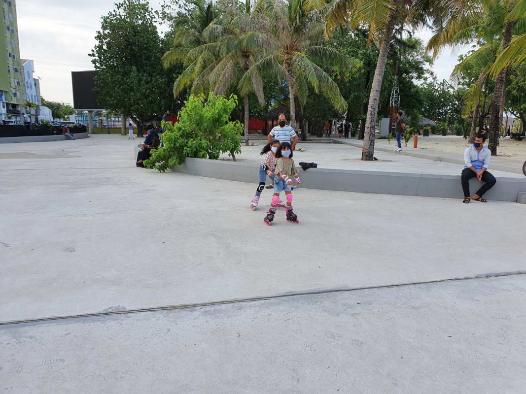 ކުއްޖަކު އާޓިފިޝަލް ބީޗު ސަރަހައްދުގައި ރޯލަ ސްކޭޓްކުރަނީ - އެތައްދުވަހަކު ގޭ ބަންދުވެފައި ތިބުމަށްފަހު، ބޭރަށް ނުކުމެވުމުން ކުދިންތައް ދުވެ މަޖާކޮށް، އުފާކޮށްފައިވޭ - ފޮޓޯ: ރާއްޖެއެމްވީ