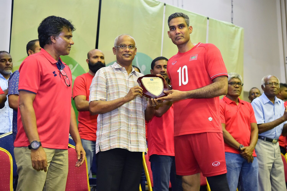 ރައީސް ސޯލިހު (ކ) ލޯންގޭ (ވ) އާ އަގުވަޒަންކުރުމުގެ ފިލާ ހަވާލުކުރައްވަނީ