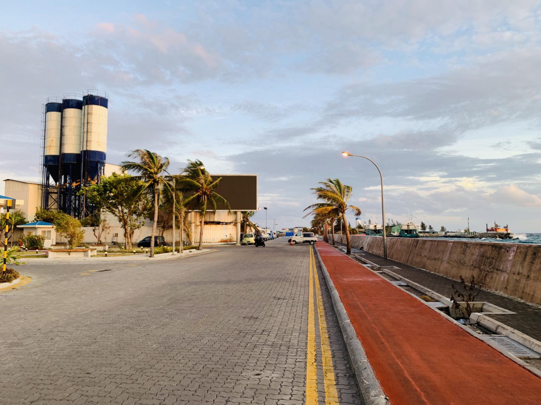 ބޮޑުތަކުރުފާނު މަގު - މިއީ އާއްމުކޮށް ވަރަށް ހަލަބޮލި ސަރަހައްދެއް، ނަމަވެސް މާލެ ސަރަހައްދު ފުރަބަންދު ކުރުމާއި އެކު މި ސަރަހައްދު ފެންނަނީ ފަޅުކޮށް - ފޮޓޯ: ރާއްޖެއެމްވީ